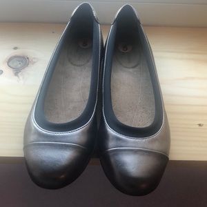 Clarks flats. Womens size 5. Bronze/goldish.